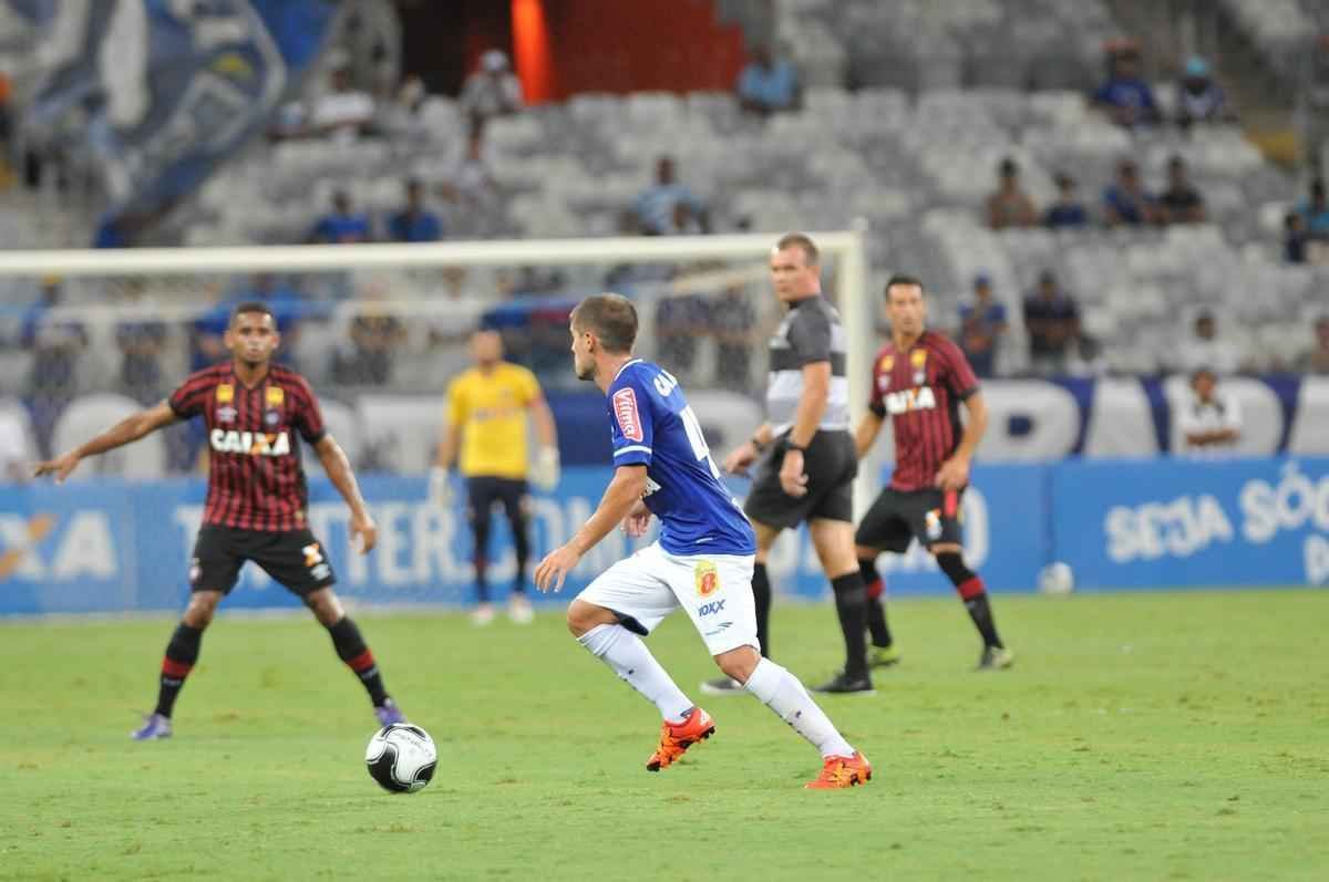 Cruzeiro e Atltico-PR jogaram no Mineiro pela terceira rodada do Grupo C da Primeira Liga