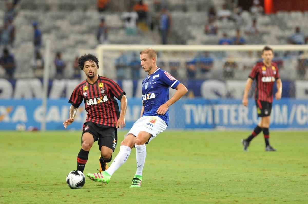 Cruzeiro e Atltico-PR jogaram no Mineiro pela terceira rodada do Grupo C da Primeira Liga