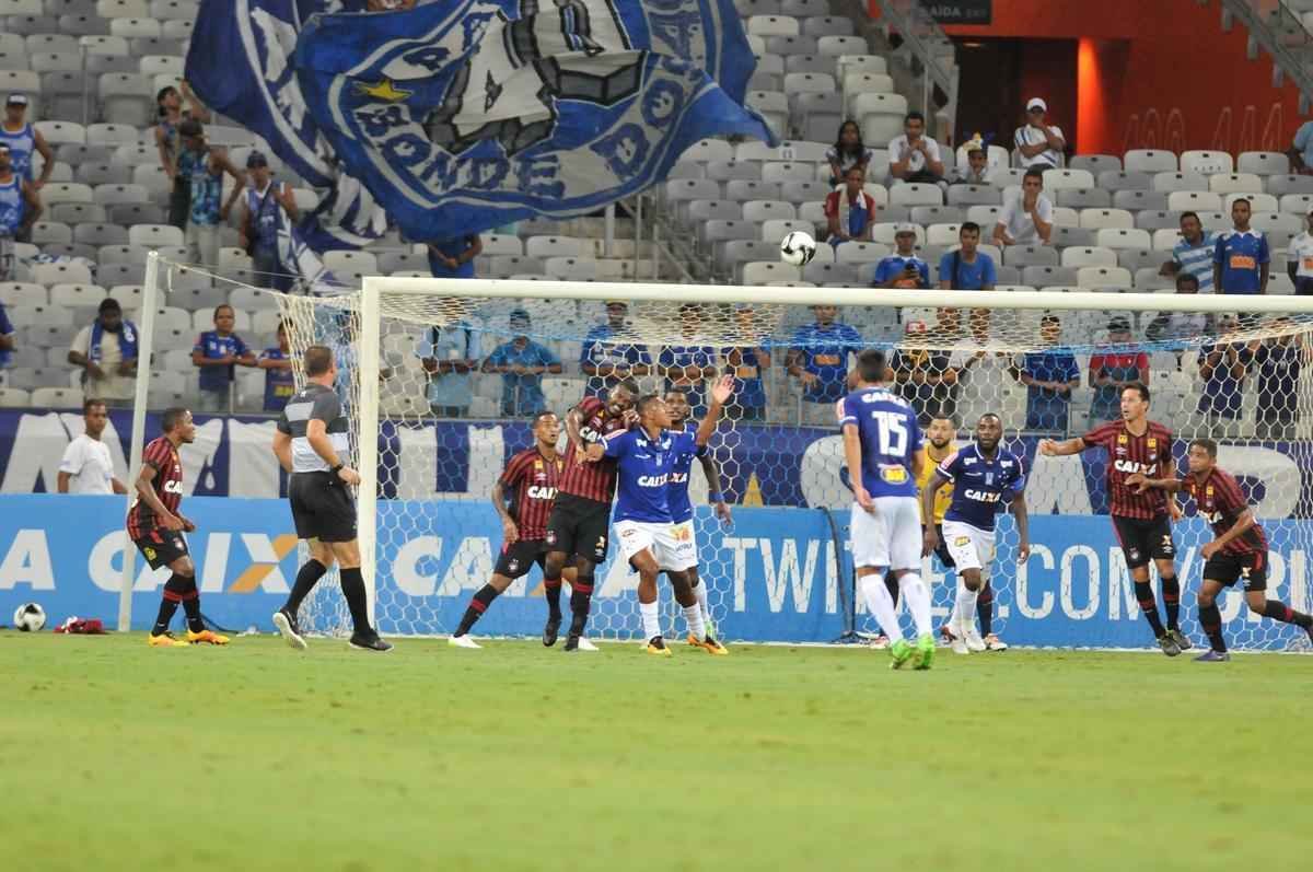 Cruzeiro e Atltico-PR jogaram no Mineiro pela terceira rodada do Grupo C da Primeira Liga
