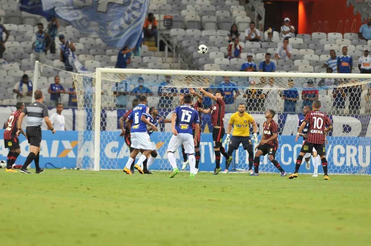 Cruzeiro e Atltico-PR jogaram no Mineiro pela terceira rodada do Grupo C da Primeira Liga