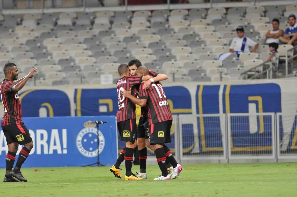 Cruzeiro e Atltico-PR jogaram no Mineiro pela terceira rodada do Grupo C da Primeira Liga