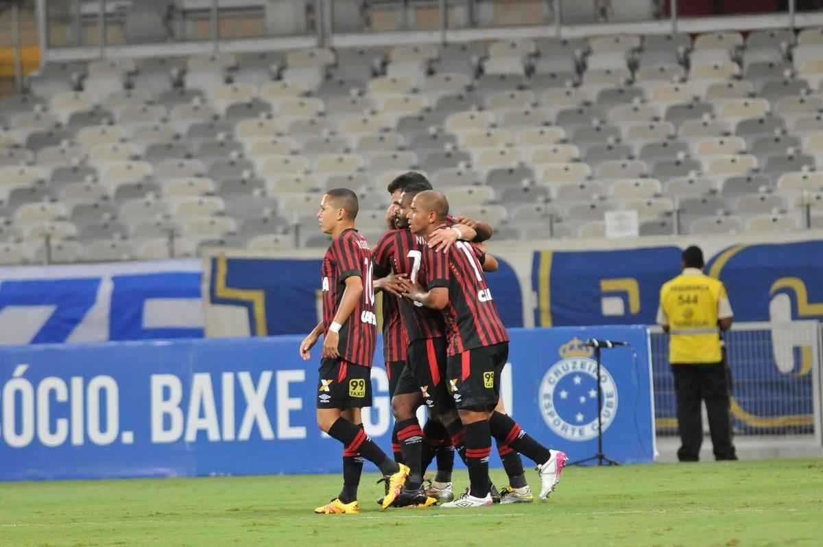Cruzeiro e Atltico-PR jogaram no Mineiro pela terceira rodada do Grupo C da Primeira Liga
