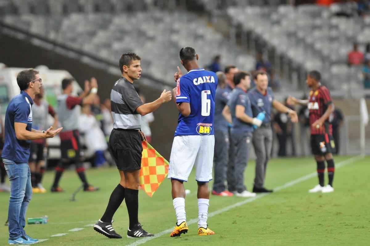 Cruzeiro e Atltico-PR jogaram no Mineiro pela terceira rodada do Grupo C da Primeira Liga
