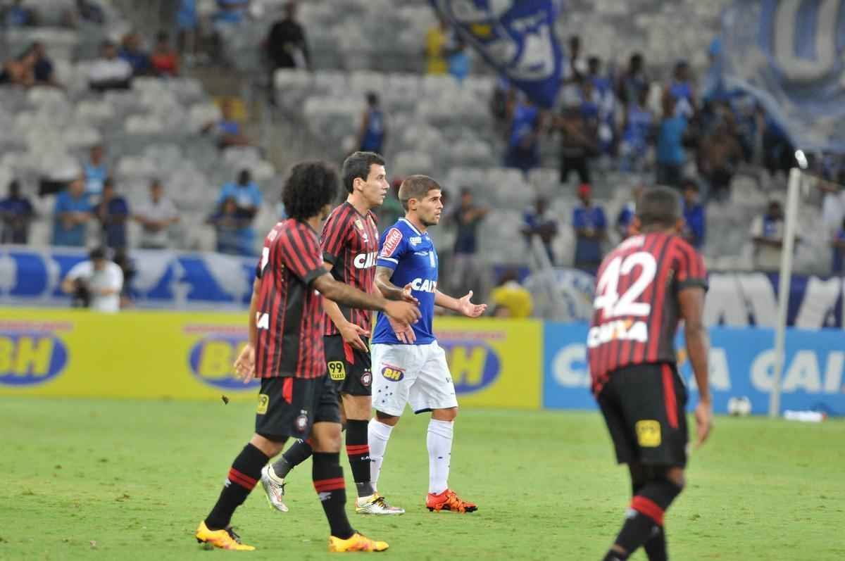 Cruzeiro e Atltico-PR jogaram no Mineiro pela terceira rodada do Grupo C da Primeira Liga