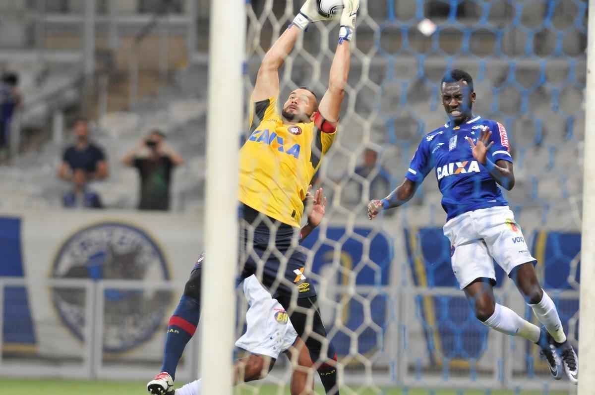 Cruzeiro e Atltico-PR jogaram no Mineiro pela terceira rodada do Grupo C da Primeira Liga