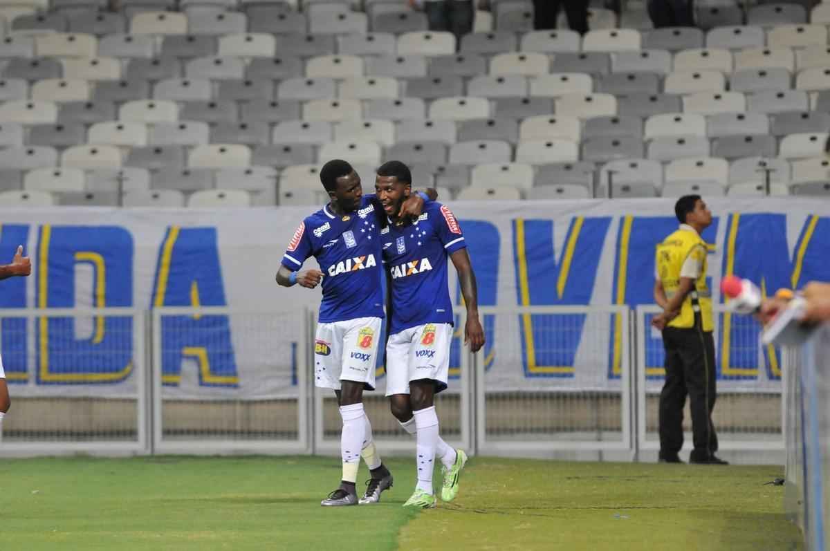Douglas Coutinho abriu caminho para a virada cruzeirense no Mineiro