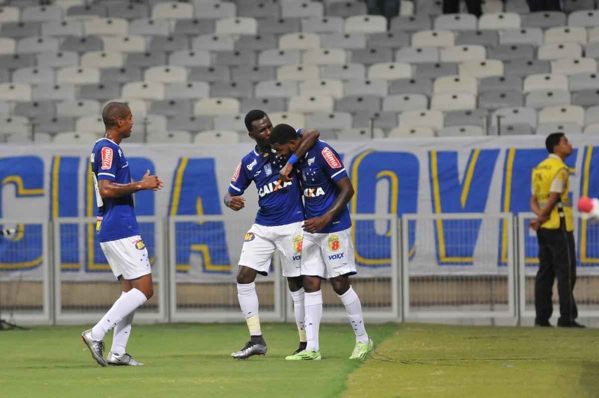 Douglas Coutinho abriu caminho para a virada cruzeirense no Mineiro