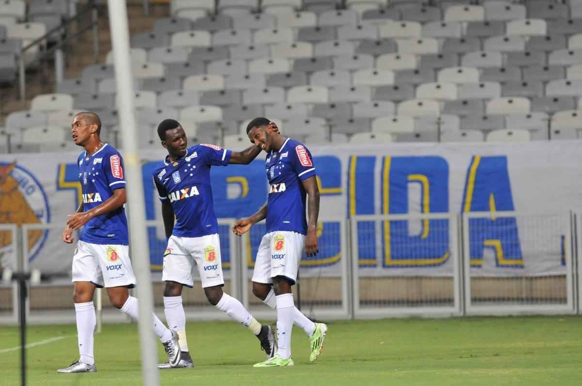 Douglas Coutinho abriu caminho para a virada cruzeirense no Mineiro