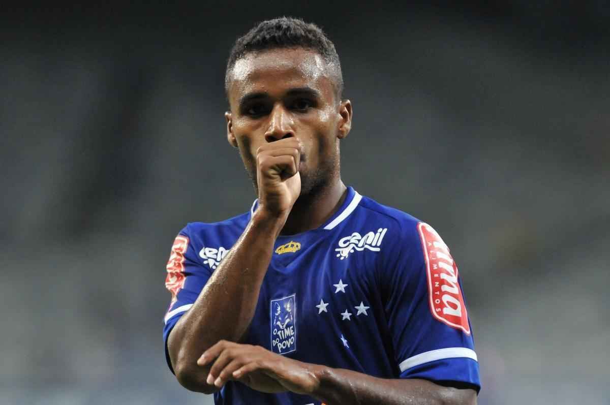 lber marcou golao e virou o placar para o Cruzeiro no Mineiro