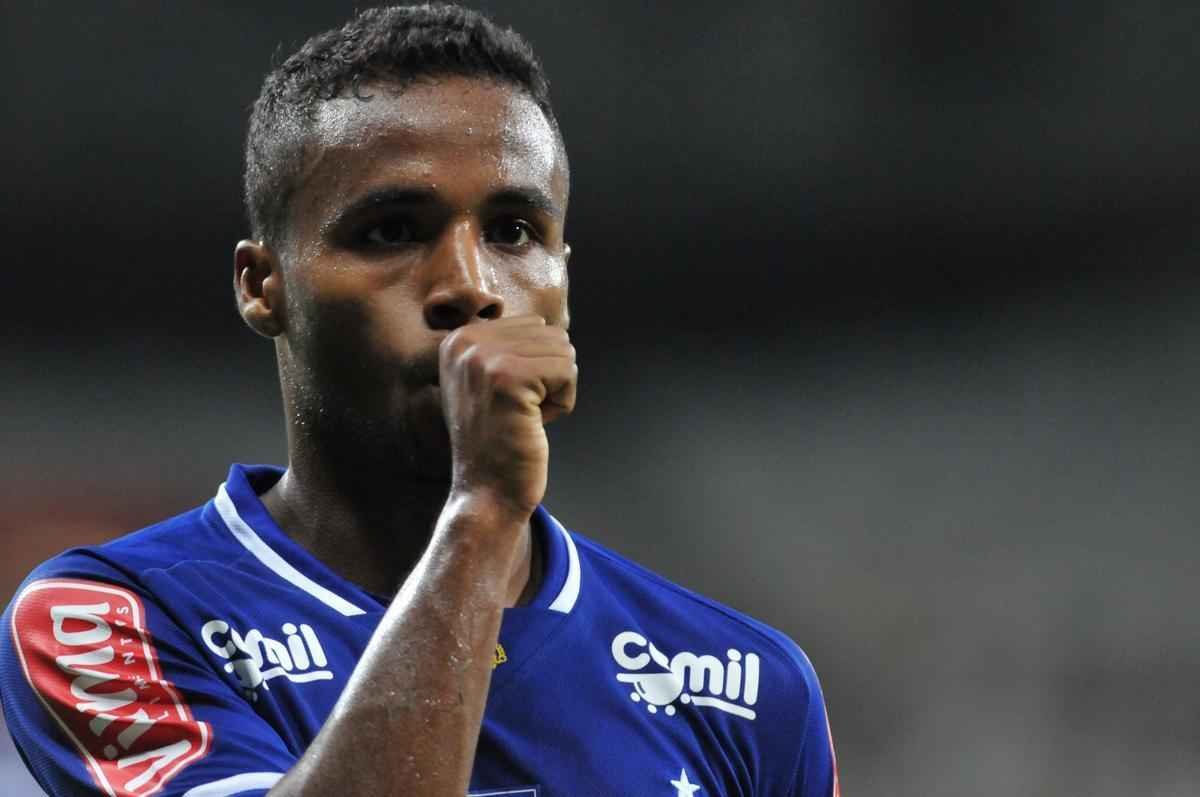 Douglas Coutinho abriu caminho para a virada cruzeirense no Mineiro