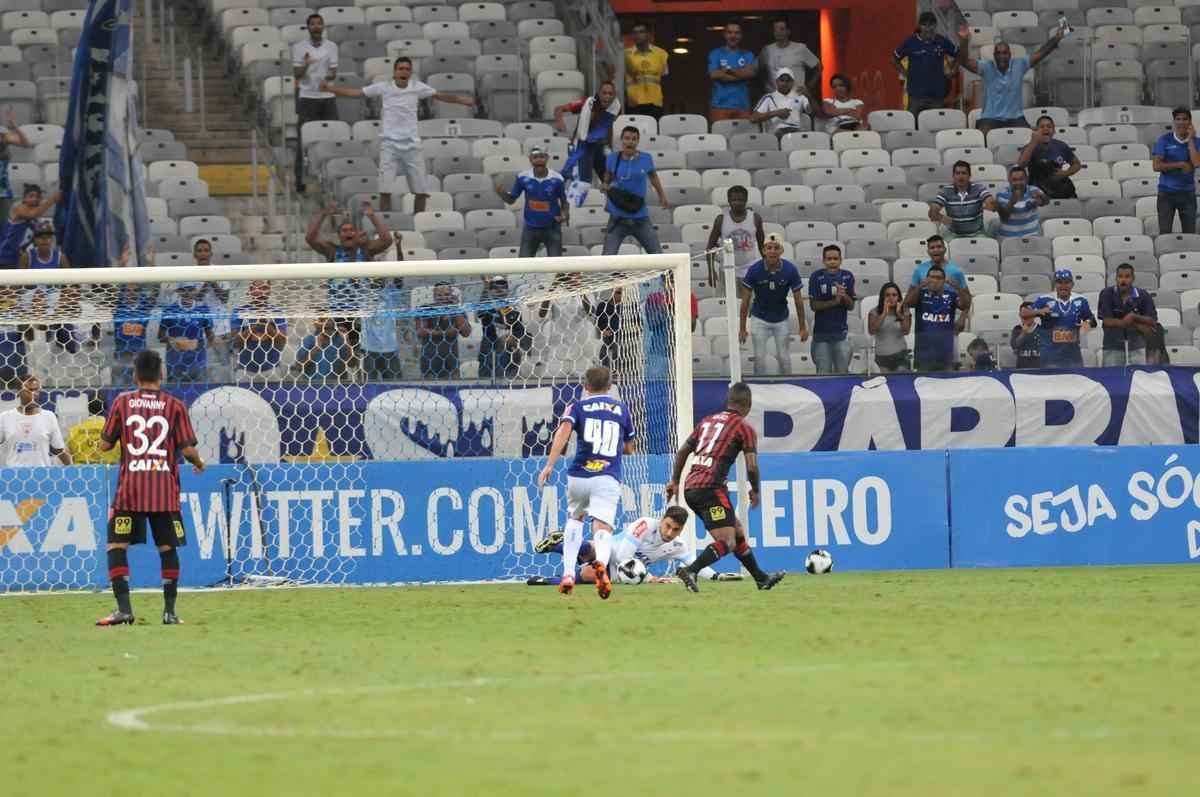 Rafael defendeu pnalti cobrado por Niko nos acrscimos e garantiu vitria celeste