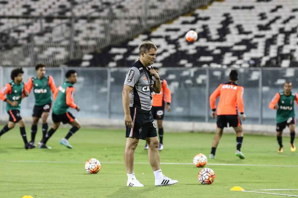Galo faz o reconhecimento do gramado do Estdio Monumental, local do jogo contra o Colo Colo (foto: Bruno Cantini/ Atltico)