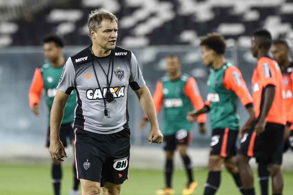 Galo faz o reconhecimento do gramado do Estdio Monumental, local do jogo contra o Colo Colo (foto: Bruno Cantini/ Atltico)
