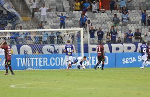 Rafael defendeu pnalti de Niko nos acrscimos e garantiu vitria do Cruzeiro por 2 a 1 no Mineiro