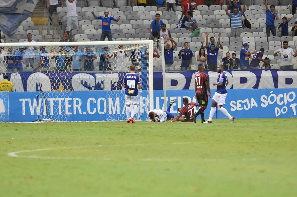 Rafael defendeu pnalti de Niko nos acrscimos e garantiu vitria do Cruzeiro por 2 a 1 no Mineiro