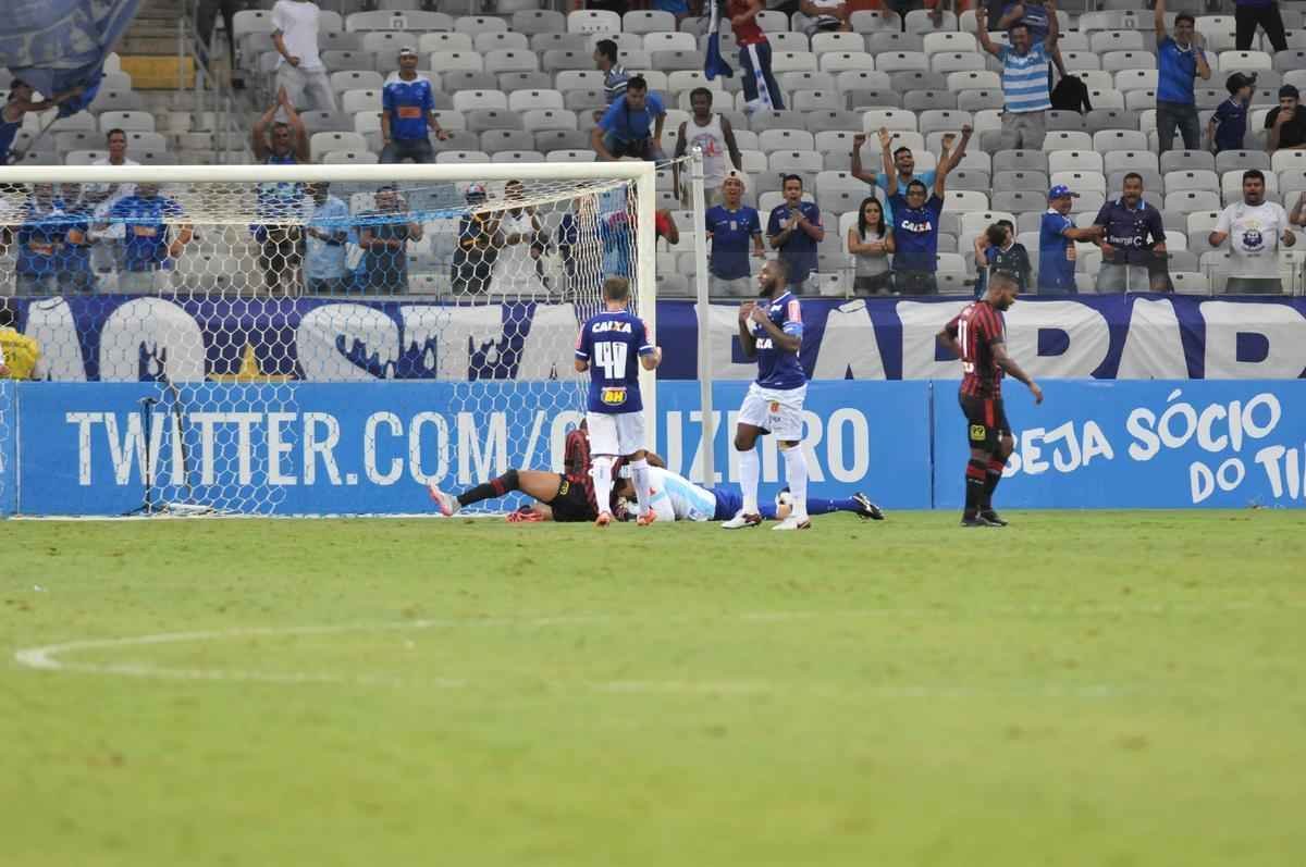 Rafael defendeu pnalti de Niko nos acrscimos e garantiu vitria do Cruzeiro por 2 a 1 no Mineiro