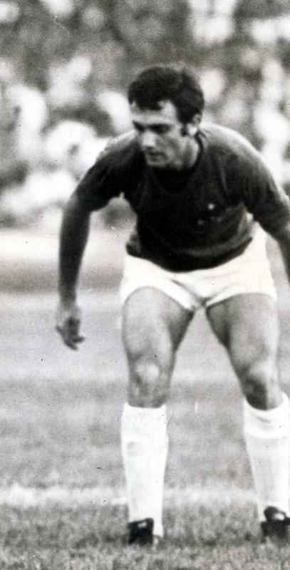 Perfumo defendeu o Cruzeiro entre 1971 e 1974, e foi tricampeo mineiro (72, 73 e 74).