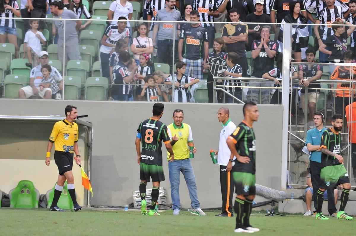 Como j fez em maro de 2014, o volante Leandro Guerreiro voltou a provocar torcida do Atltico, no Horto. O volante sinalizou o '6 a 1', placar histrico de vitria sobre o Galo quando ainda defendia o Cruzeiro, em 2011