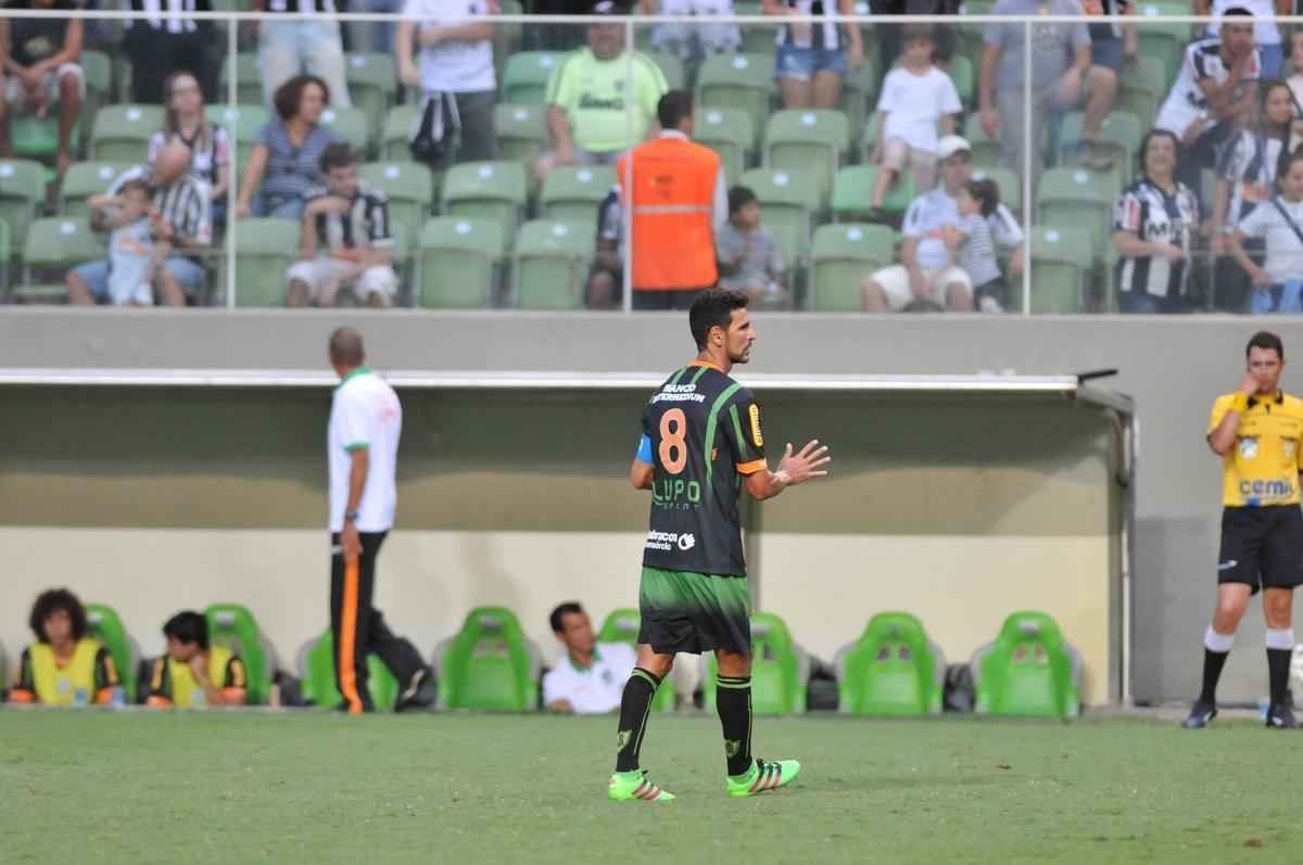 Como j fez em maro de 2014, o volante Leandro Guerreiro voltou a provocar torcida do Atltico, no Horto. O volante sinalizou o '6 a 1', placar histrico de vitria sobre o Galo quando ainda defendia o Cruzeiro, em 2011