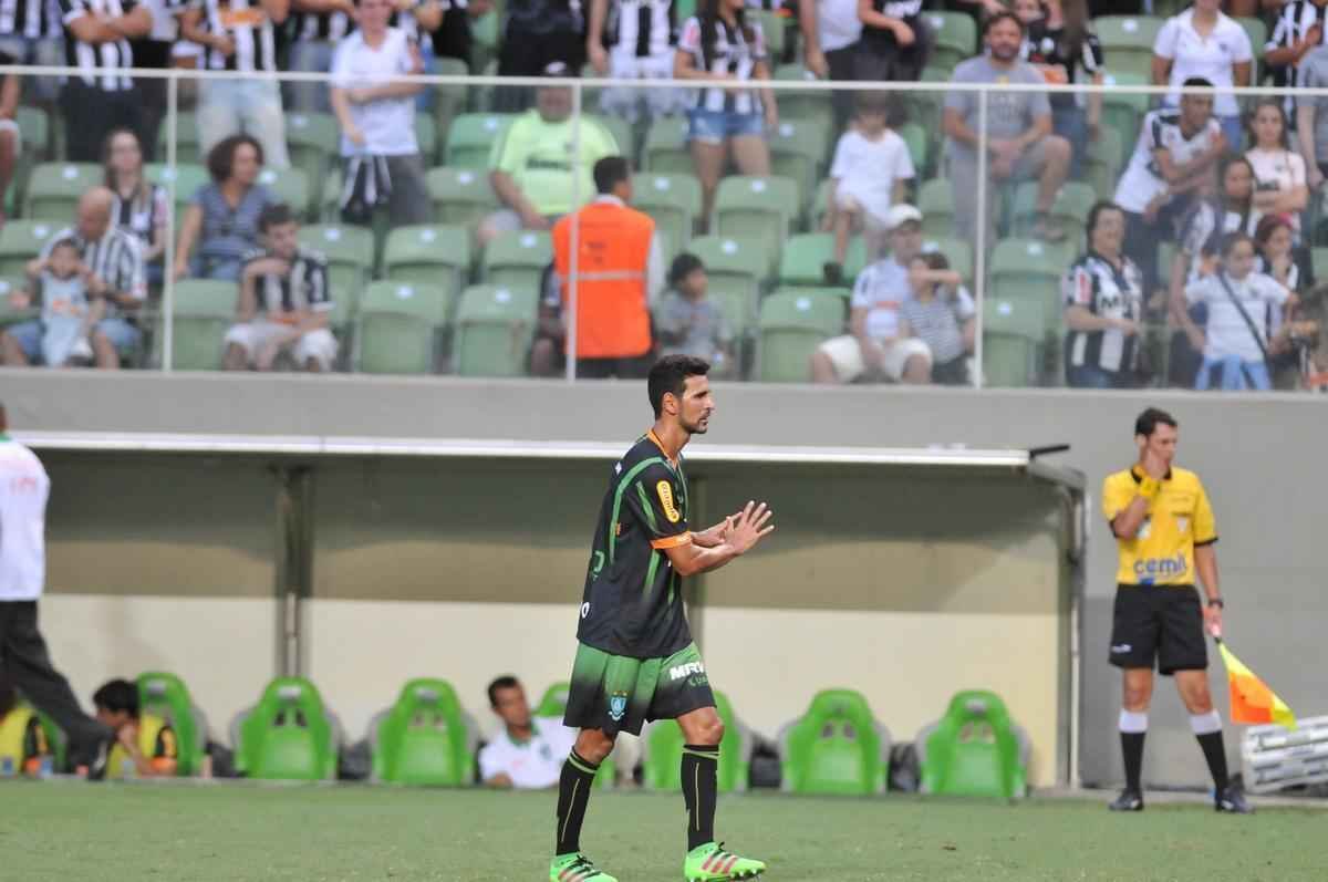 Como j fez em maro de 2014, o volante Leandro Guerreiro voltou a provocar torcida do Atltico, no Horto. O volante sinalizou o '6 a 1', placar histrico de vitria sobre o Galo quando ainda defendia o Cruzeiro, em 2011