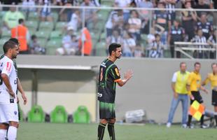 Como j fez em maro de 2014, o volante Leandro Guerreiro voltou a provocar torcida do Atltico, no Horto. O volante sinalizou o '6 a 1', placar histrico de vitria sobre o Galo quando ainda defendia o Cruzeiro, em 2011