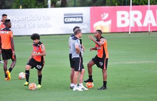 Galo treinou e Robinho trabalhou normalmente. J o goleiro Victor foi vetado e Giovanni ser o titular