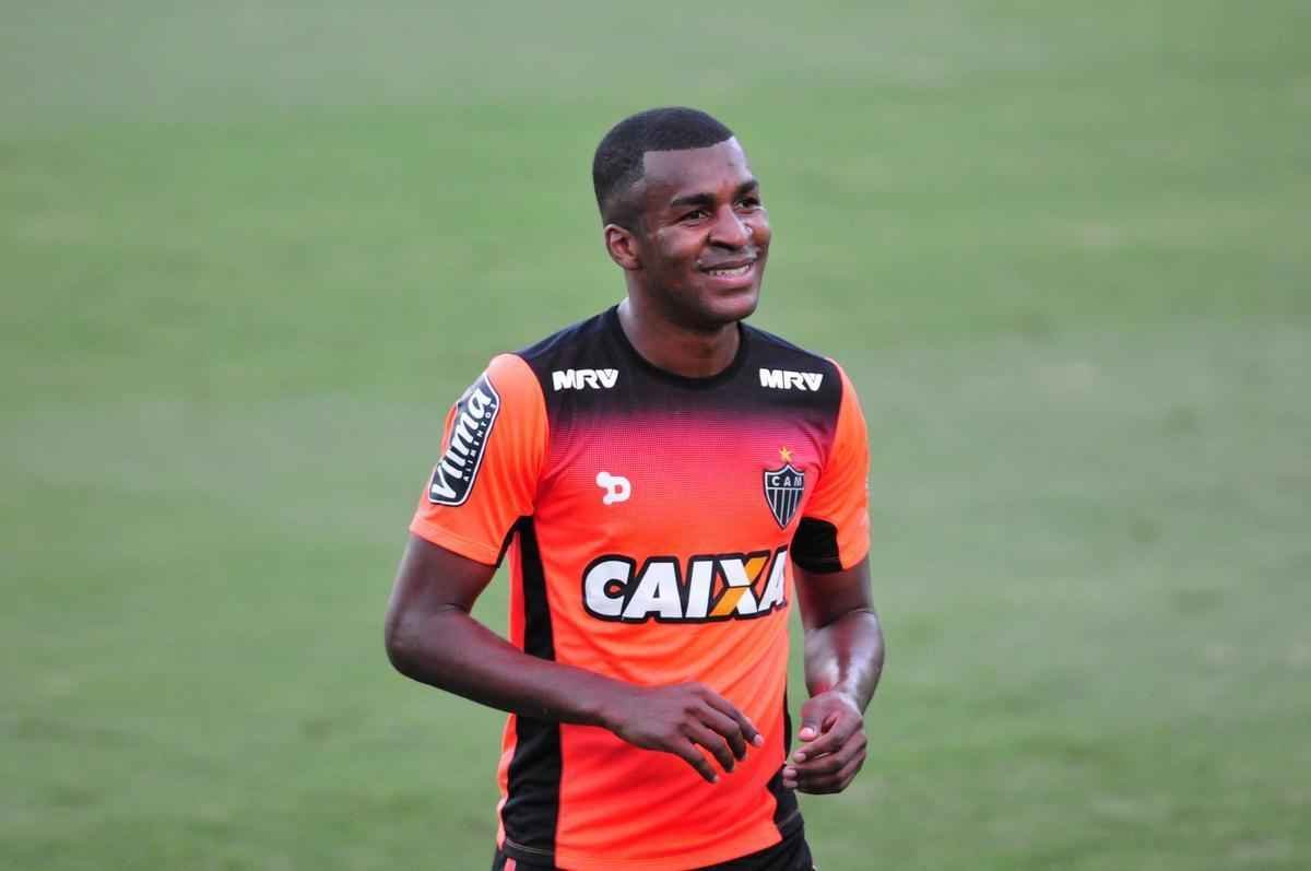 Galo treinou e Robinho trabalhou normalmente. J o goleiro Victor foi vetado e Giovanni ser o titular
