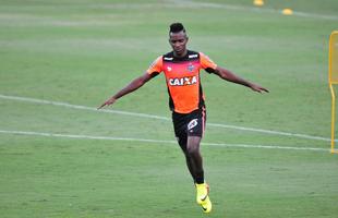 Galo treinou e Robinho trabalhou normalmente. J o goleiro Victor foi vetado e Giovanni ser o titular