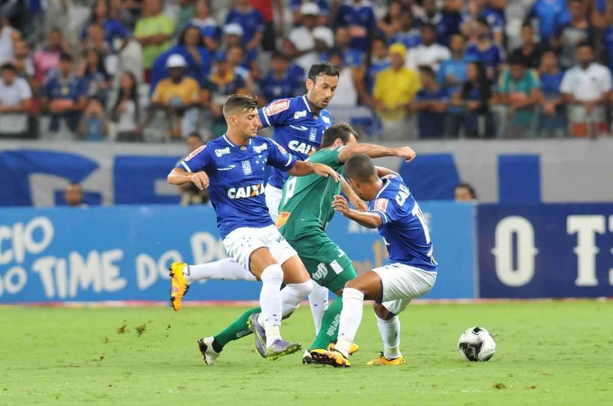 Bruno Rodrigo, de cabea, abriu o placar para o Cruzeiro no Mineiro