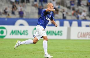 Bruno Rodrigo, de cabea, abriu o placar para o Cruzeiro no Mineiro