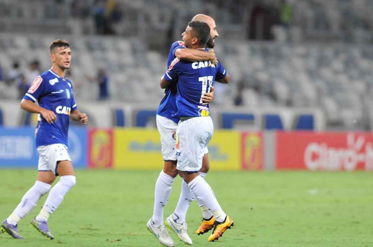 Bruno Rodrigo, de cabea, abriu o placar para o Cruzeiro no Mineiro