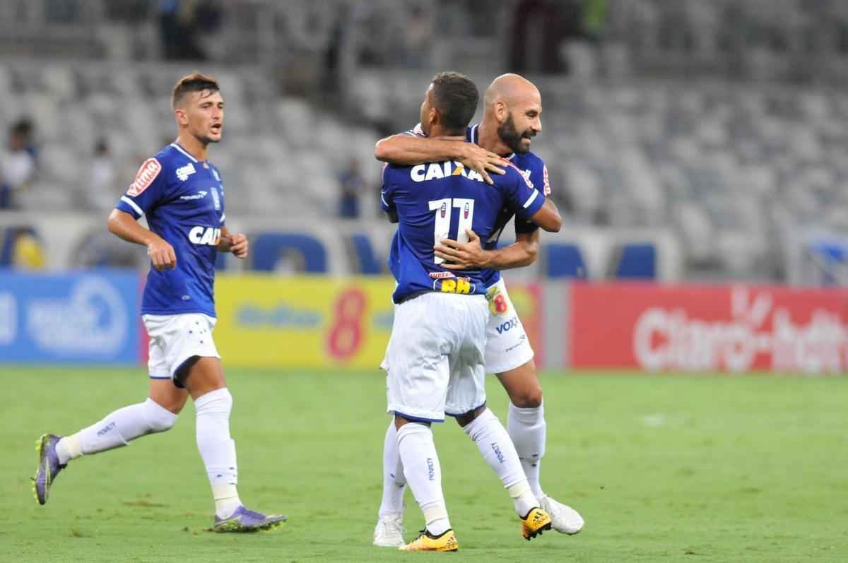 Bruno Rodrigo, de cabea, abriu o placar para o Cruzeiro no Mineiro