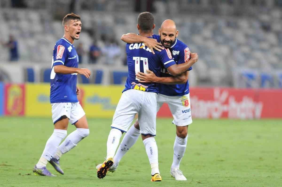 Bruno Rodrigo, de cabea, abriu o placar para o Cruzeiro no Mineiro