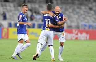 Bruno Rodrigo, de cabea, abriu o placar para o Cruzeiro no Mineiro