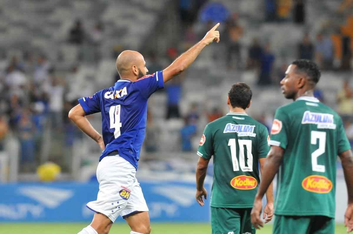 Bruno Rodrigo, de cabea, abriu o placar para o Cruzeiro no Mineiro
