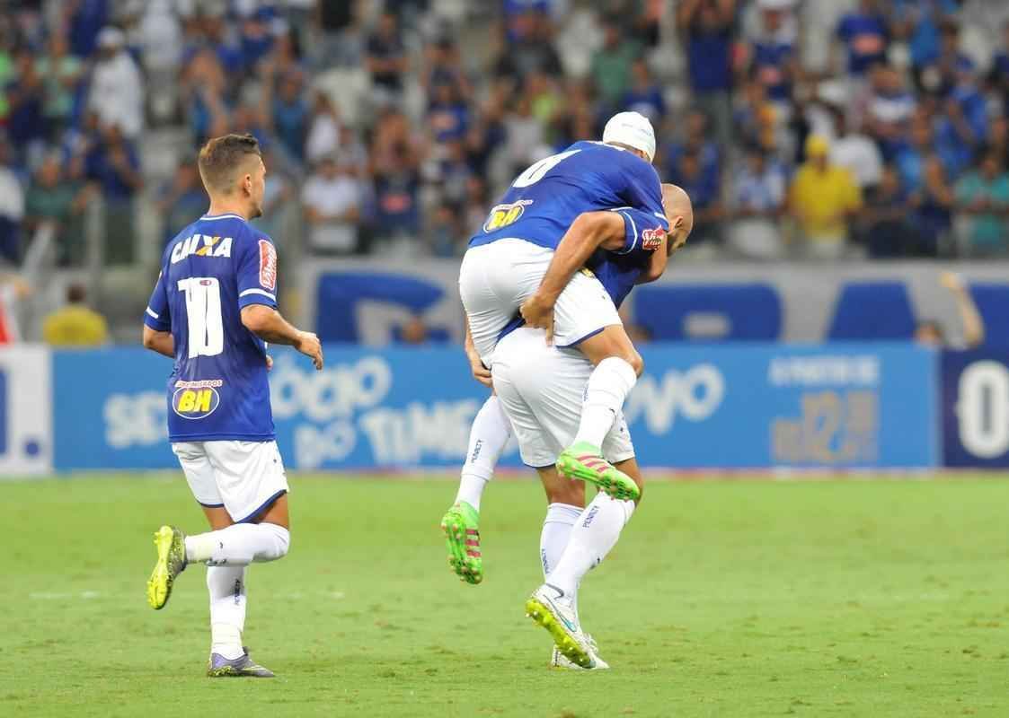 Bruno Rodrigo, de cabea, abriu o placar para o Cruzeiro no Mineiro