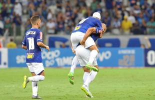 Bruno Rodrigo, de cabea, abriu o placar para o Cruzeiro no Mineiro