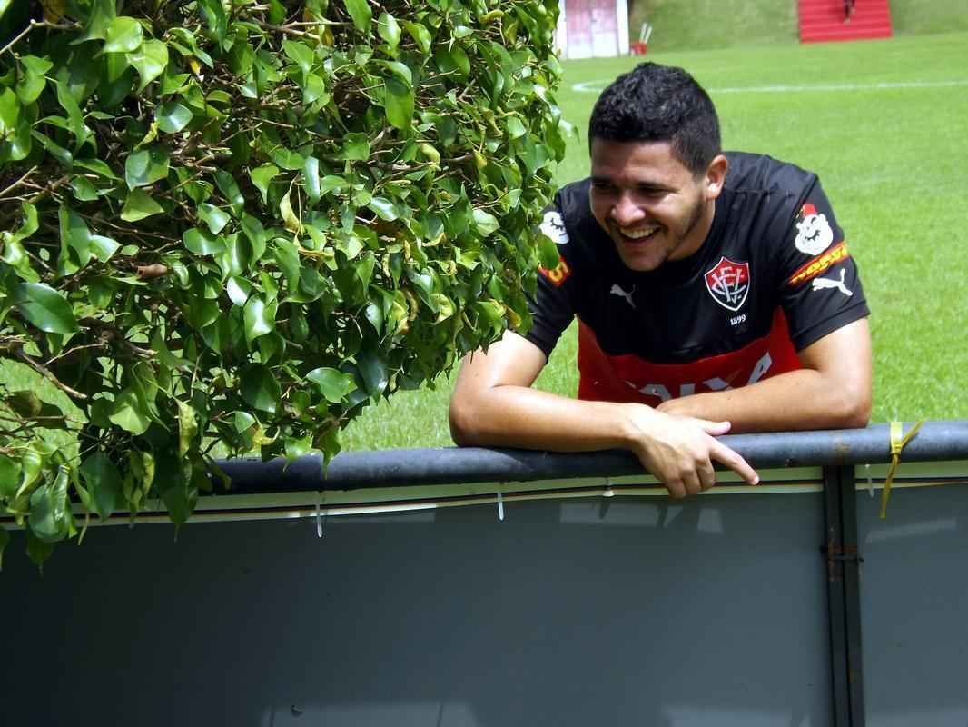 Diego Renan, lateral-esquerdo, seguiu no Vitria