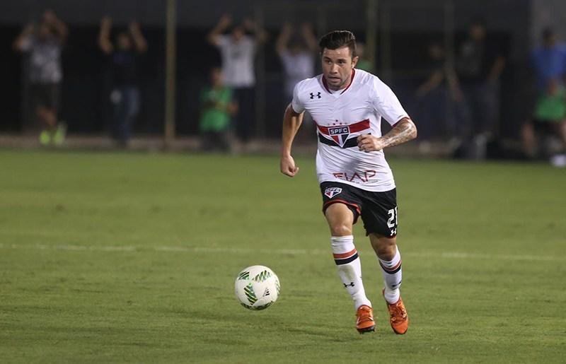 Mena, lateral-direito, foi para o So Paulo