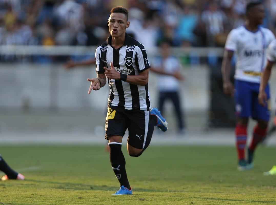 Nelton, atacante, seguiu no Botafogo