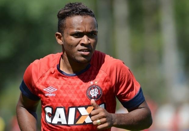 Par, lateral-esquerdo, foi para o Atltico-PR