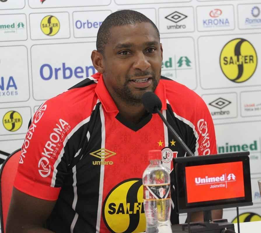 Rafael Donato, zagueiro, foi para o Joinville