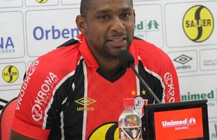 Rafael Donato, zagueiro, foi para o Joinville