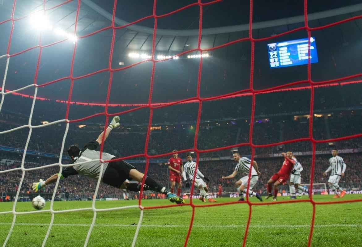 O Bayern de Munique conseguiu um vitria histria sobre a Juventus nesta quarta-feira para avanar s quartas de final da Liga dos Campees. Aps sair perdendo por 2 a 0, conseguiu o empate aos 45 minutos do segundo tempo e garantiu o triunfo por 4 a 2 no segundo tempo da prorrogao. O jovem Coman, de apenas 19 anos, est no Bayern emprestado pela Juventus, participou dos dois gols no tempo normal e marcou o tento que fechou a contagem na Allianz Arena.