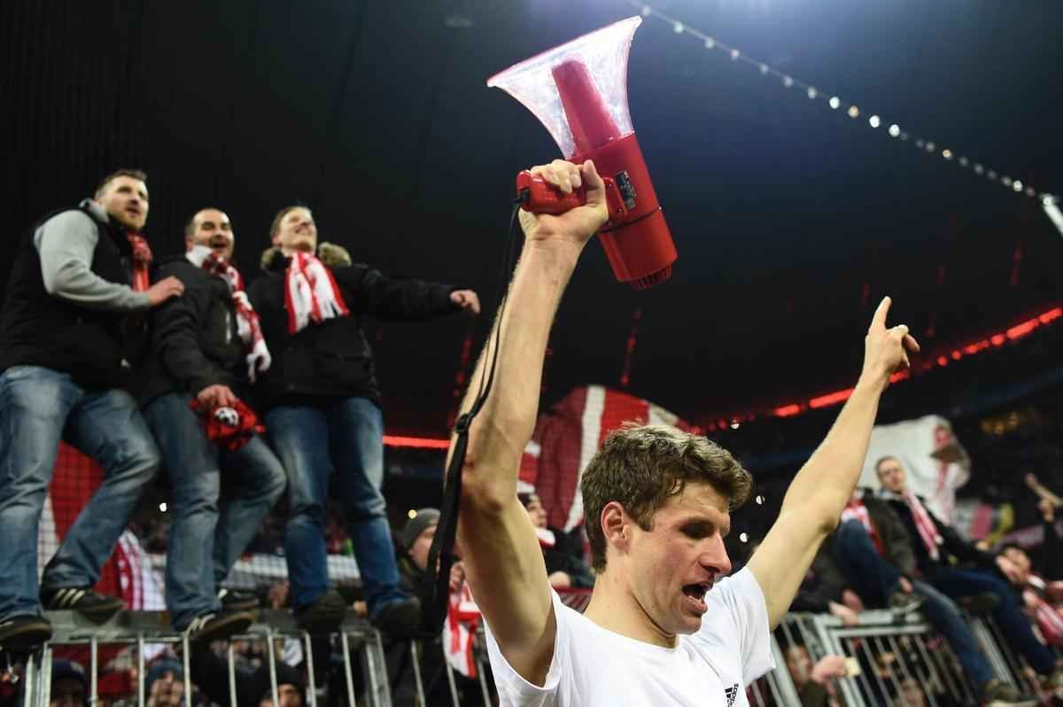 O Bayern de Munique conseguiu um vitria histria sobre a Juventus nesta quarta-feira para avanar s quartas de final da Liga dos Campees. Aps sair perdendo por 2 a 0, conseguiu o empate aos 45 minutos do segundo tempo e garantiu o triunfo por 4 a 2 no segundo tempo da prorrogao. O jovem Coman, de apenas 19 anos, est no Bayern emprestado pela Juventus, participou dos dois gols no tempo normal e marcou o tento que fechou a contagem na Allianz Arena.