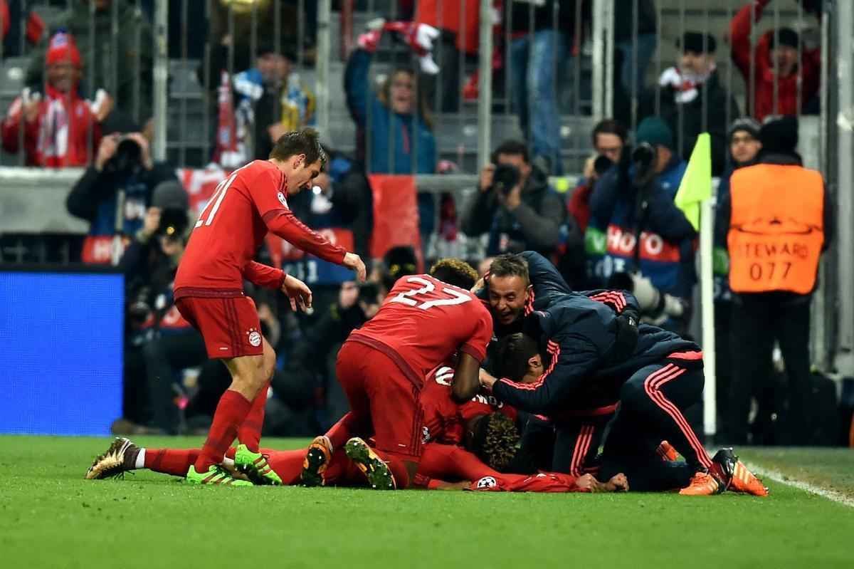 O Bayern de Munique conseguiu um vitria histria sobre a Juventus nesta quarta-feira para avanar s quartas de final da Liga dos Campees. Aps sair perdendo por 2 a 0, conseguiu o empate aos 45 minutos do segundo tempo e garantiu o triunfo por 4 a 2 no segundo tempo da prorrogao. O jovem Coman, de apenas 19 anos, est no Bayern emprestado pela Juventus, participou dos dois gols no tempo normal e marcou o tento que fechou a contagem na Allianz Arena.