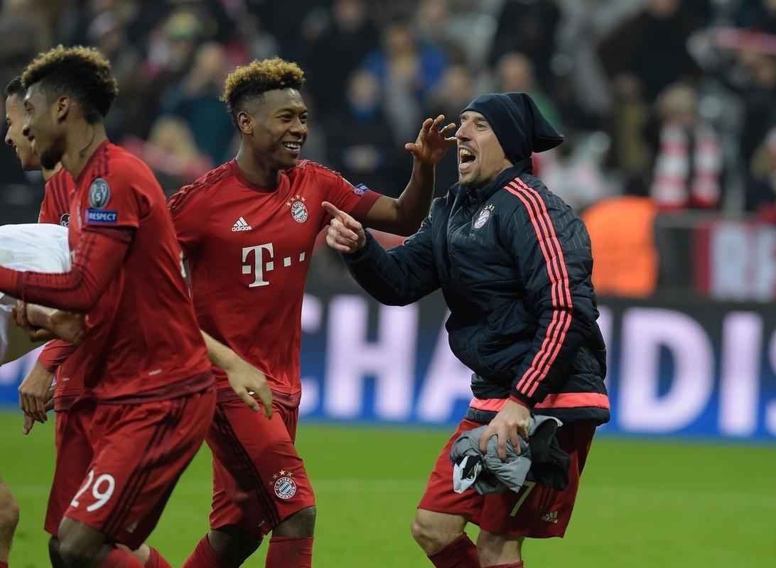O Bayern de Munique conseguiu um vitria histria sobre a Juventus nesta quarta-feira para avanar s quartas de final da Liga dos Campees. Aps sair perdendo por 2 a 0, conseguiu o empate aos 45 minutos do segundo tempo e garantiu o triunfo por 4 a 2 no segundo tempo da prorrogao. O jovem Coman, de apenas 19 anos, est no Bayern emprestado pela Juventus, participou dos dois gols no tempo normal e marcou o tento que fechou a contagem na Allianz Arena.