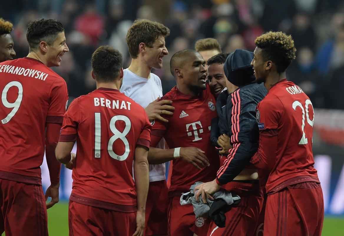 O Bayern de Munique conseguiu um vitria histria sobre a Juventus nesta quarta-feira para avanar s quartas de final da Liga dos Campees. Aps sair perdendo por 2 a 0, conseguiu o empate aos 45 minutos do segundo tempo e garantiu o triunfo por 4 a 2 no segundo tempo da prorrogao. O jovem Coman, de apenas 19 anos, est no Bayern emprestado pela Juventus, participou dos dois gols no tempo normal e marcou o tento que fechou a contagem na Allianz Arena.