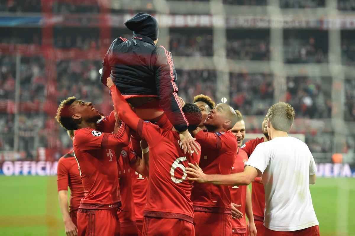 O Bayern de Munique conseguiu um vitria histria sobre a Juventus nesta quarta-feira para avanar s quartas de final da Liga dos Campees. Aps sair perdendo por 2 a 0, conseguiu o empate aos 45 minutos do segundo tempo e garantiu o triunfo por 4 a 2 no segundo tempo da prorrogao. O jovem Coman, de apenas 19 anos, est no Bayern emprestado pela Juventus, participou dos dois gols no tempo normal e marcou o tento que fechou a contagem na Allianz Arena.