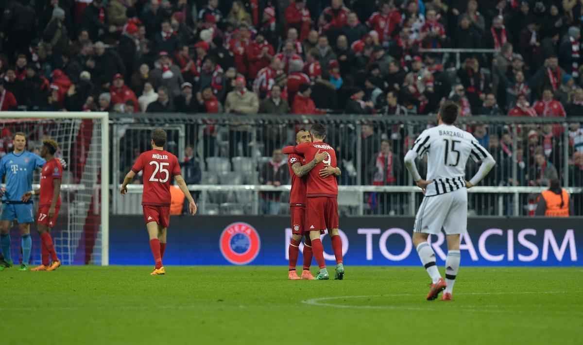 O Bayern de Munique conseguiu um vitria histria sobre a Juventus nesta quarta-feira para avanar s quartas de final da Liga dos Campees. Aps sair perdendo por 2 a 0, conseguiu o empate aos 45 minutos do segundo tempo e garantiu o triunfo por 4 a 2 no segundo tempo da prorrogao. O jovem Coman, de apenas 19 anos, est no Bayern emprestado pela Juventus, participou dos dois gols no tempo normal e marcou o tento que fechou a contagem na Allianz Arena.